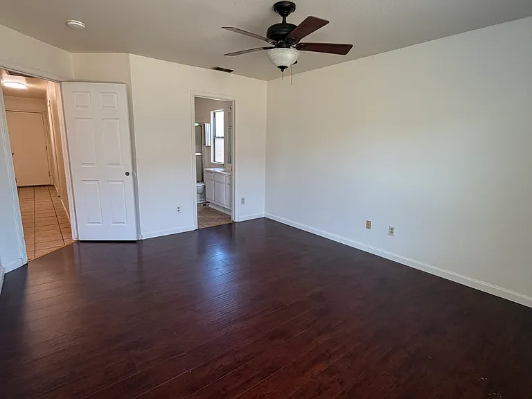 816 Grand Central Dr — Photo 5