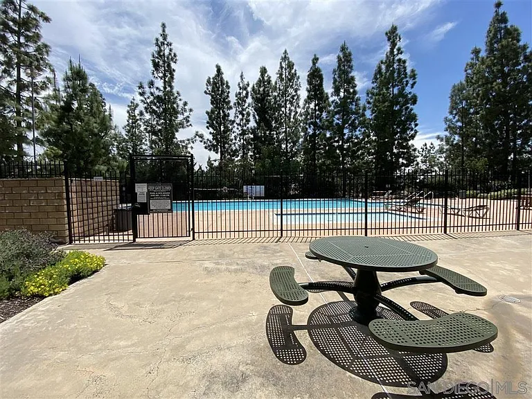 2401 Columbine Dr — Photo 16