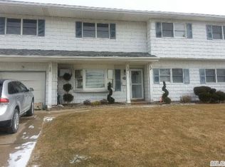 872 Surf St, Lindenhurst, NY 11757