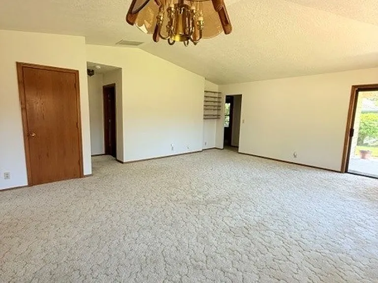 751 Catron St N — Photo 3