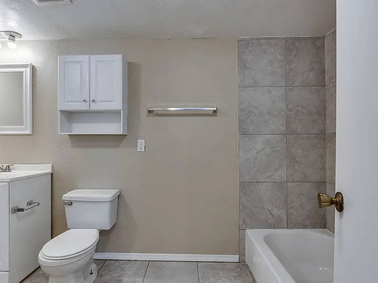 6026 Nw Expy #C — Photo 23