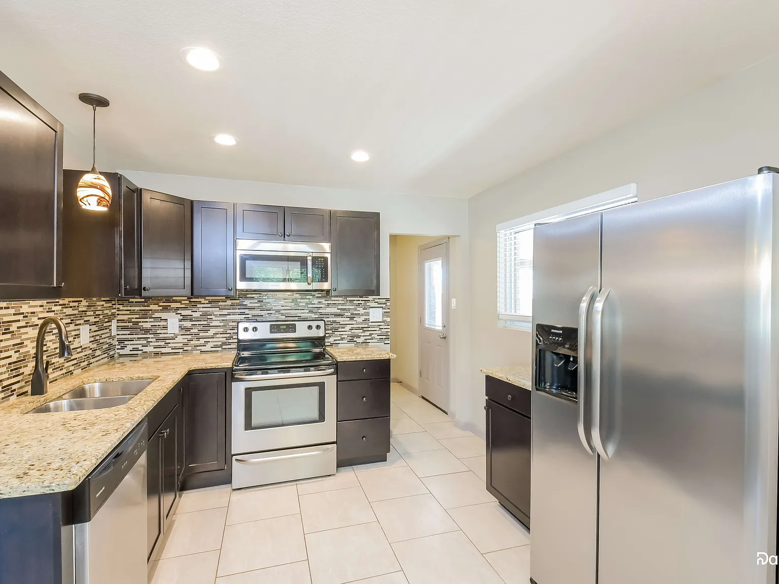 3 bed, 2.0 bath, 1176 sqft, $2,545 — Photo 3