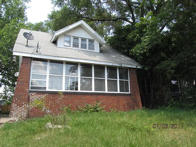 867 Burton St SE photo 1