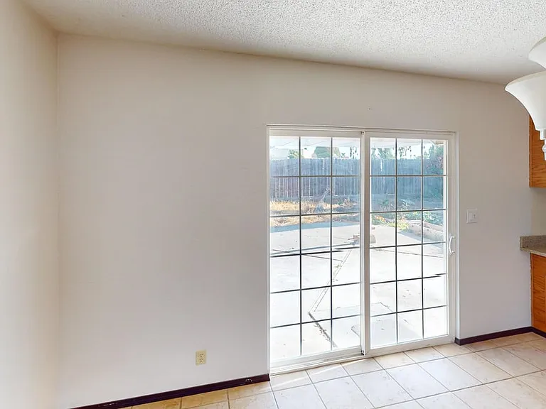 4728 Nelson St — Photo 9