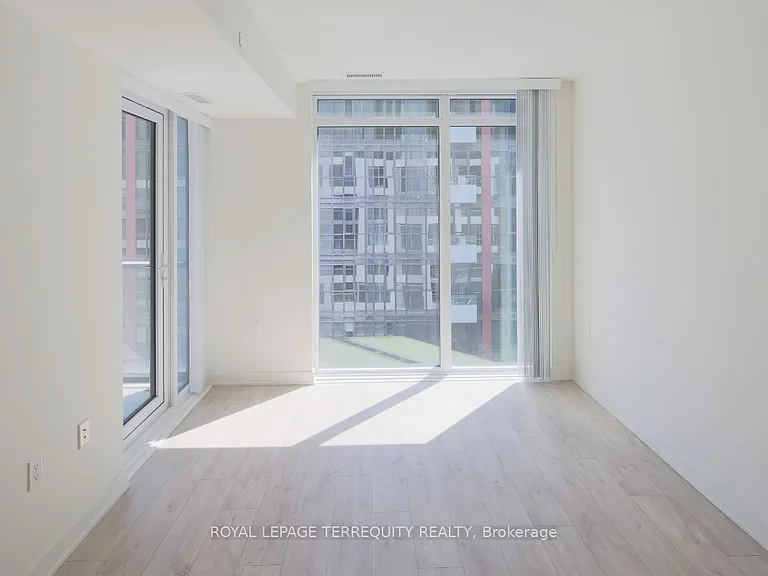 576 Front St W #627 — Photo 11
