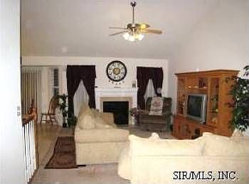 4th image of 640 Tamarach Dr