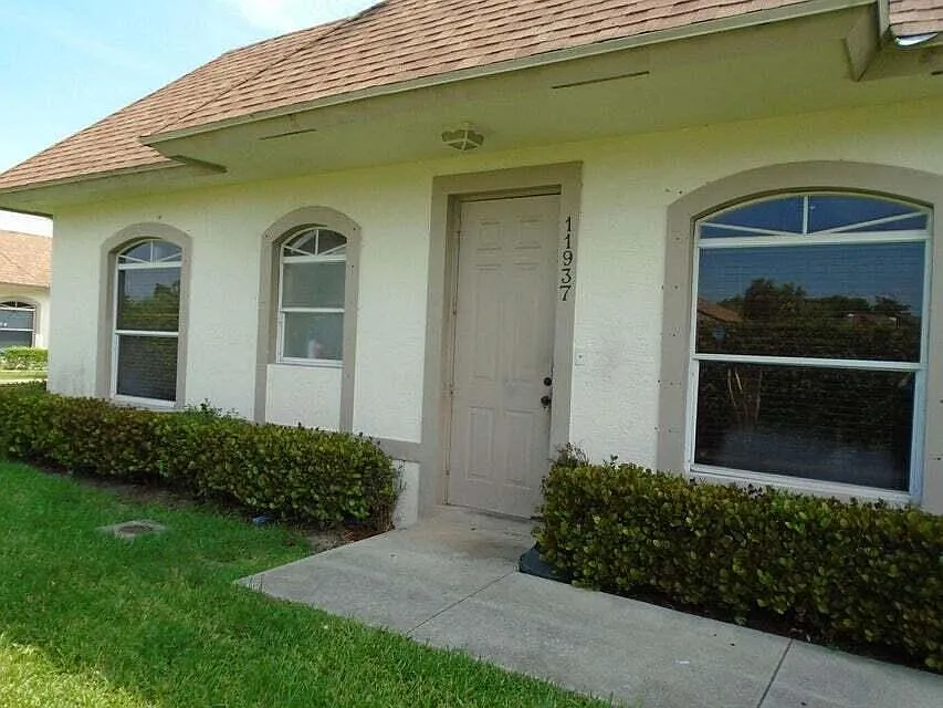 3 bed, 2.0 bath, 1060 sqft, $2,100 — Photo 2