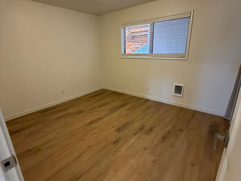 309 W C St — Photo 12