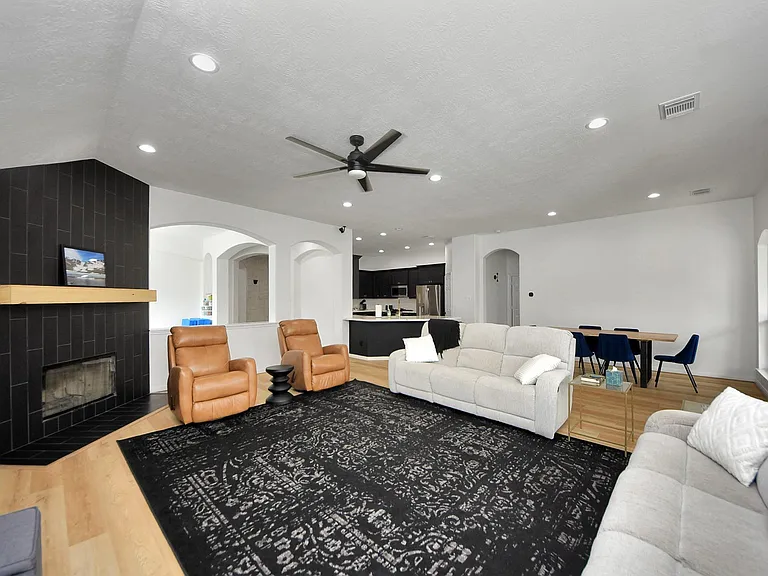 1910 Fox Path Ct — Photo 13