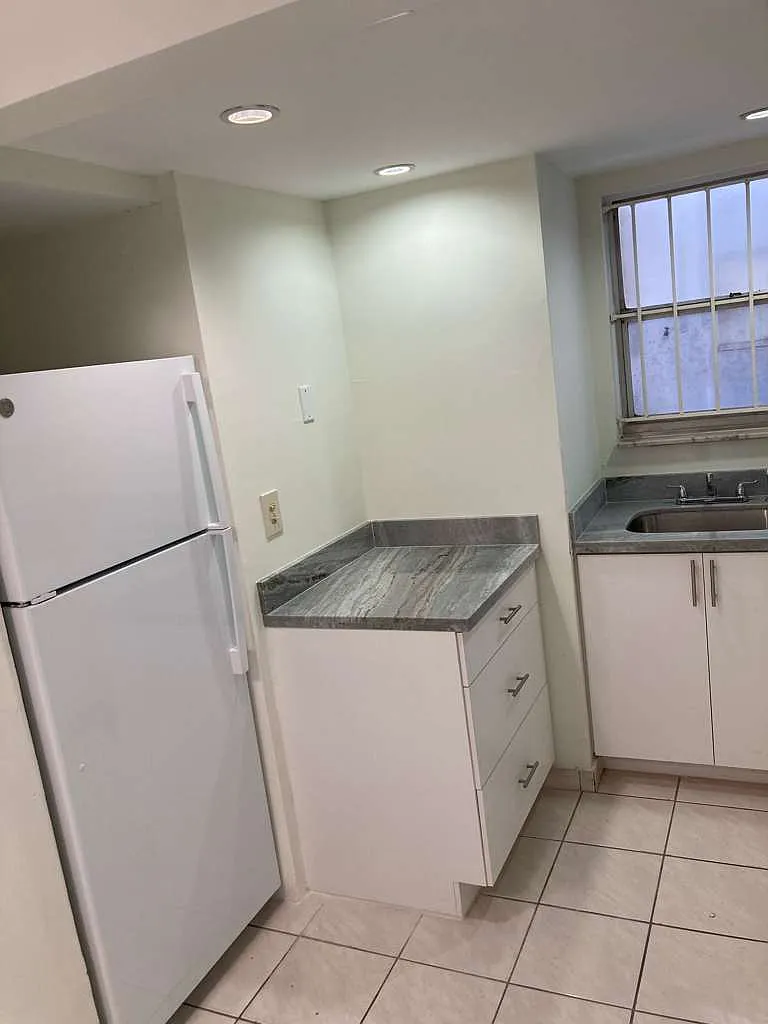 2 bed, 1.5 bath, 900 sqft, $2,300 — Photo 2