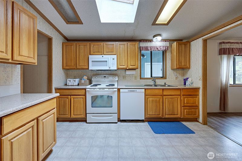 4th image of 574 NW Silver Glen Lane #41