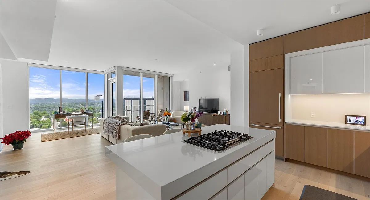 Building Photo - 313 W 17th St #1804