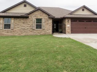 2566 Harris Dr, Fayetteville, AR 72701