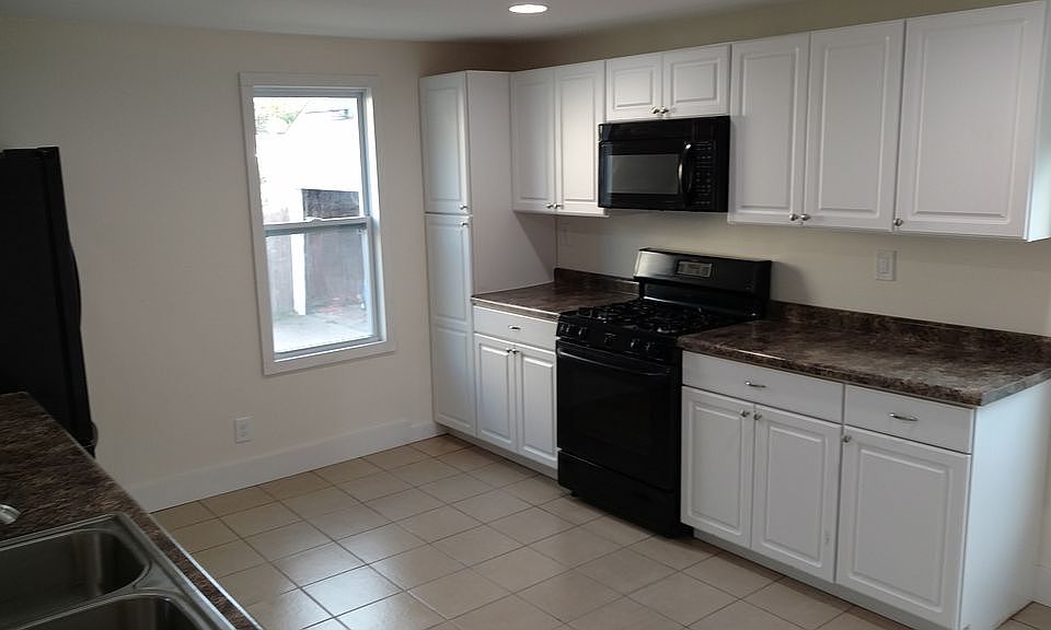 2nd image of 707 Roland St