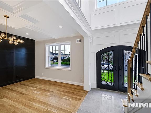 4th image of 578 Pine Avenue
