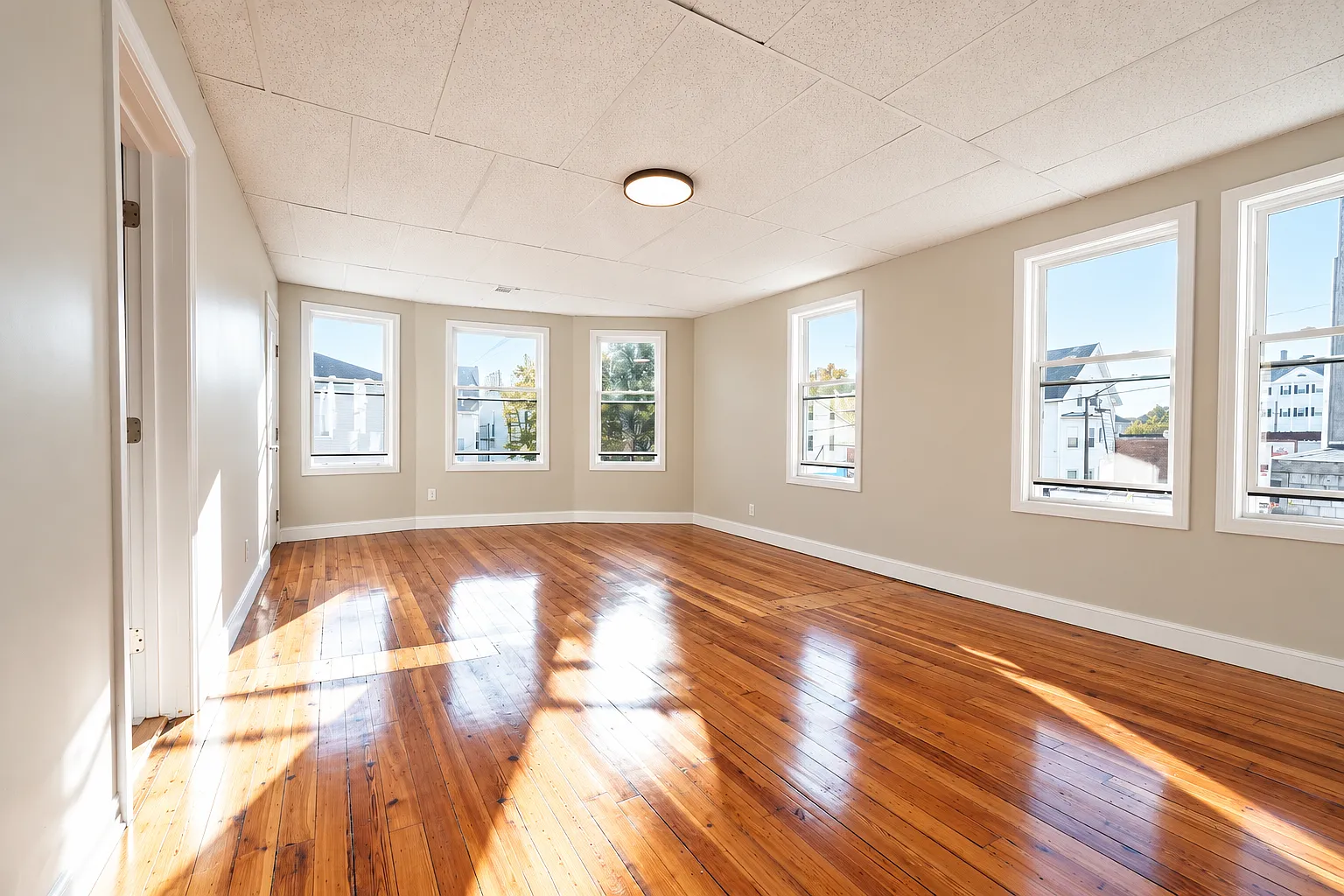 3 bed, 1196 sqft, $1,900 — Photo 1