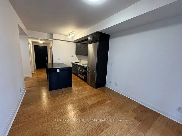 1080 Bay St #409 — Photo 9