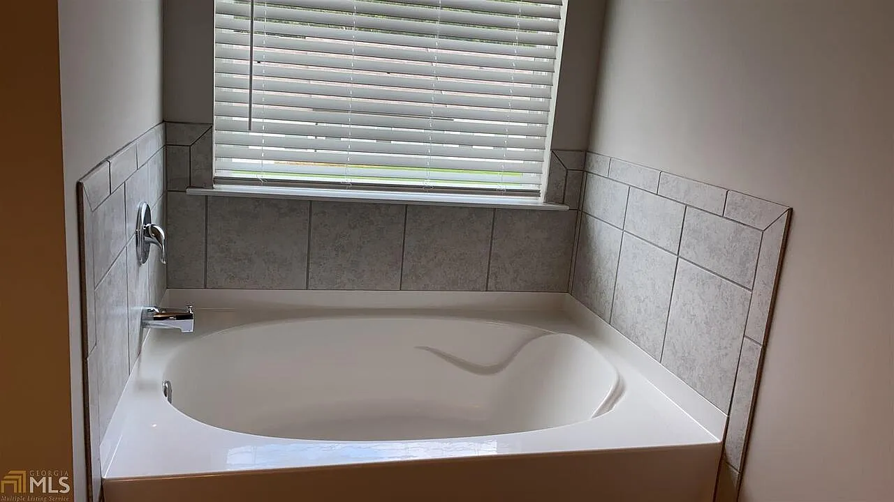 3 bed, 2.5 bath, 1699 sqft, $1,800 — Photo 4