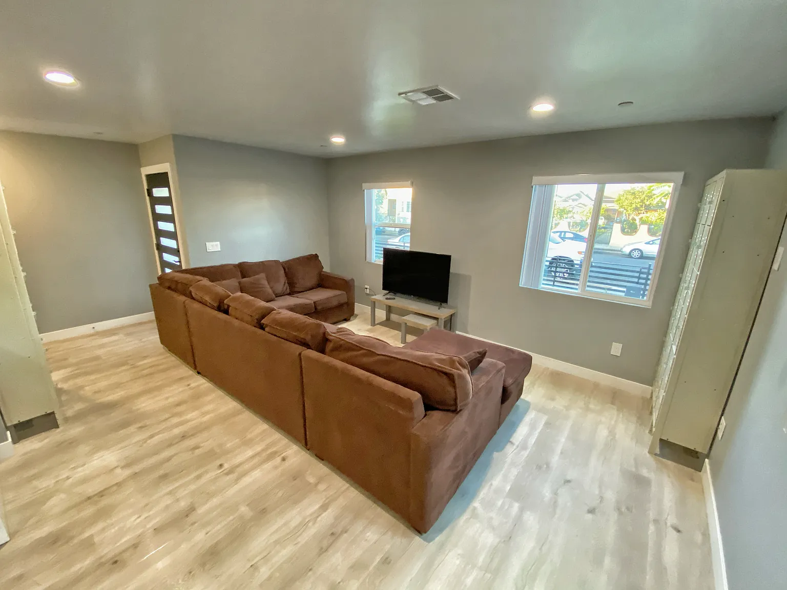 10 bed, 4326 sqft, $650 — Photo 2