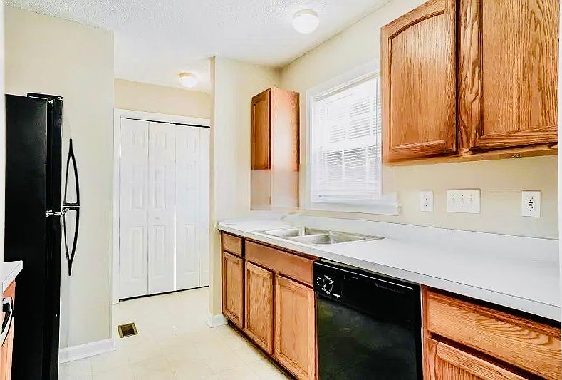 1st image of 305 Cross Hill Ln