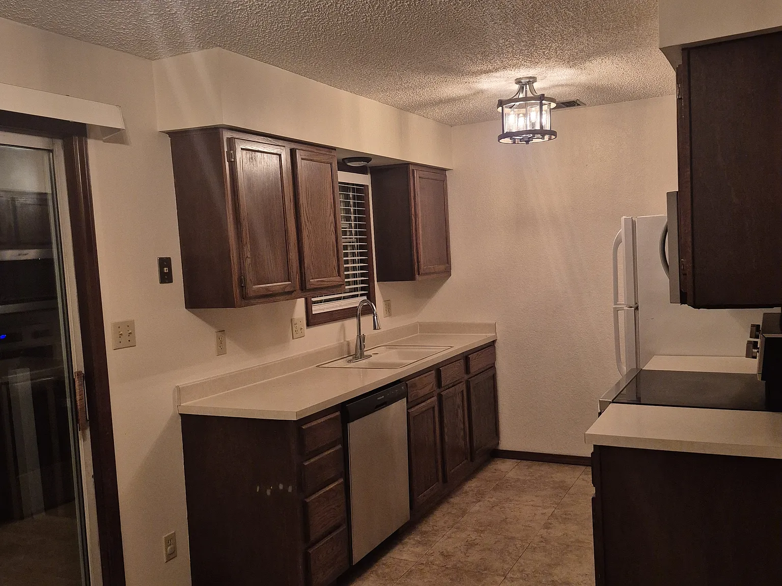 2 bed, 1.5 bath, 912 sqft, $1,050 — Photo 2