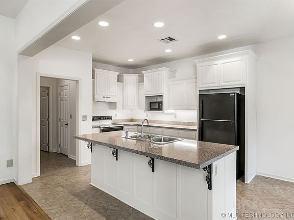 4th image of 1386 Woodbriar Ln