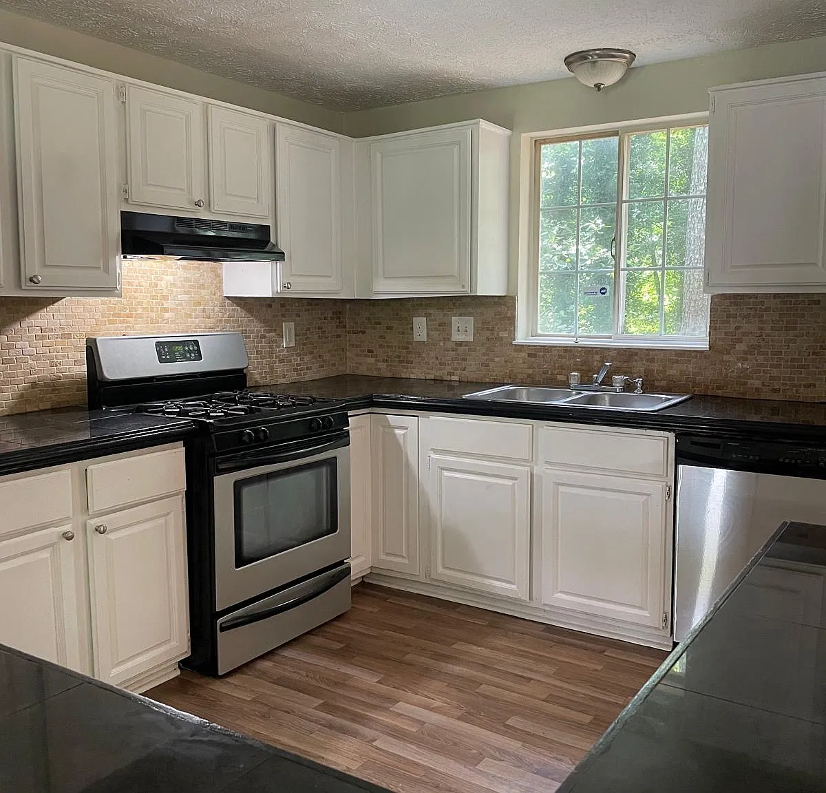 Large Single Family in Snellville — Photo 4