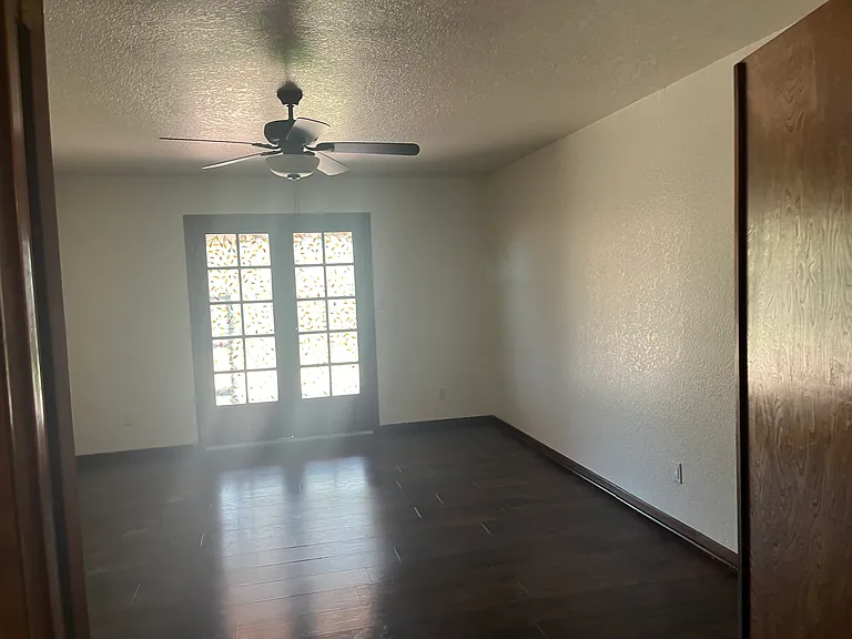520 W Port Royale Ln — Photo 7