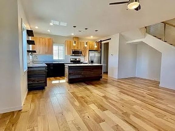 3rd image of 2370 Siskiyou Blvd