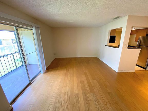 3rd image of 190 Lewfield Cir
