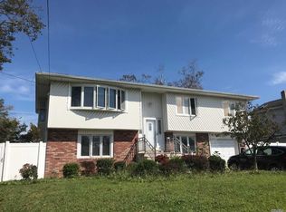 30 Brook St, Lindenhurst, NY 11757