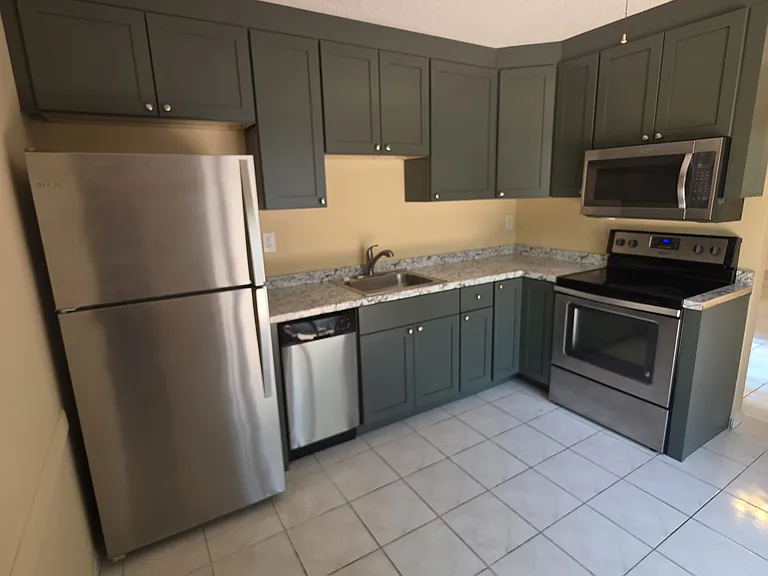 812 NE 2nd St #2 — Photo 2