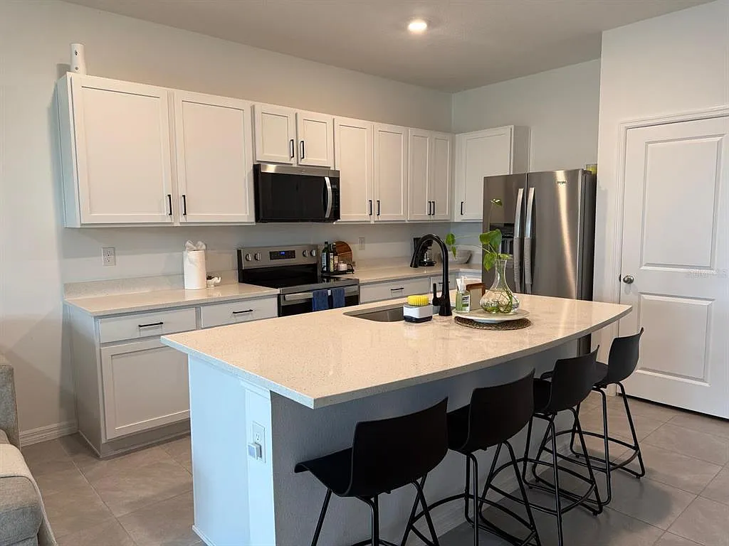 3 bed, 2.5 bath, 1702 sqft, $2,600 — Photo 4