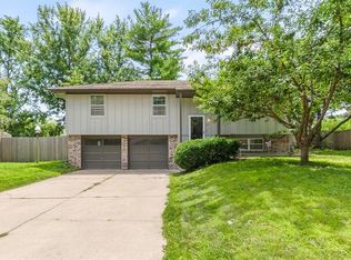 312 SW Blarney Ct, Blue Springs, MO 64014