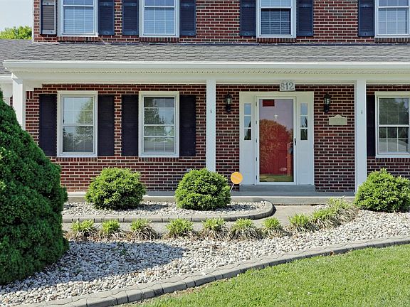 2nd image of 812 Pheasant Ln