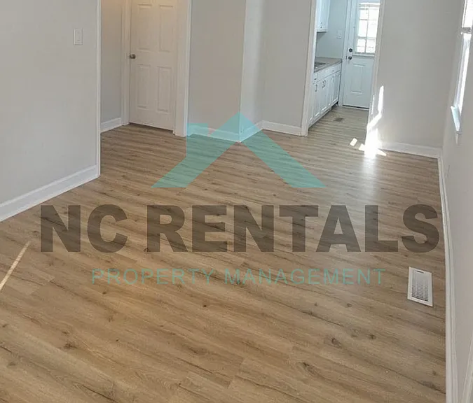 1323 Mayfair Ave — Photo 4