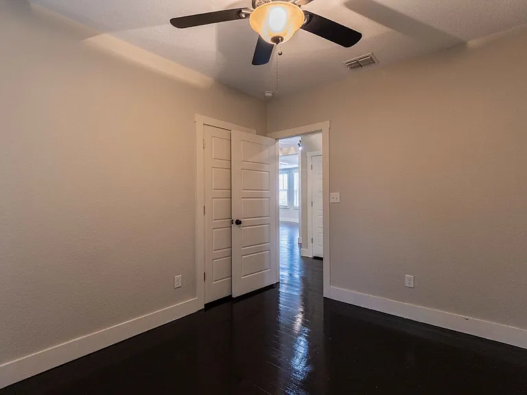 1121 E Crockett St — Photo 28