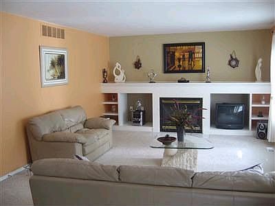 Living room-built-in ctr