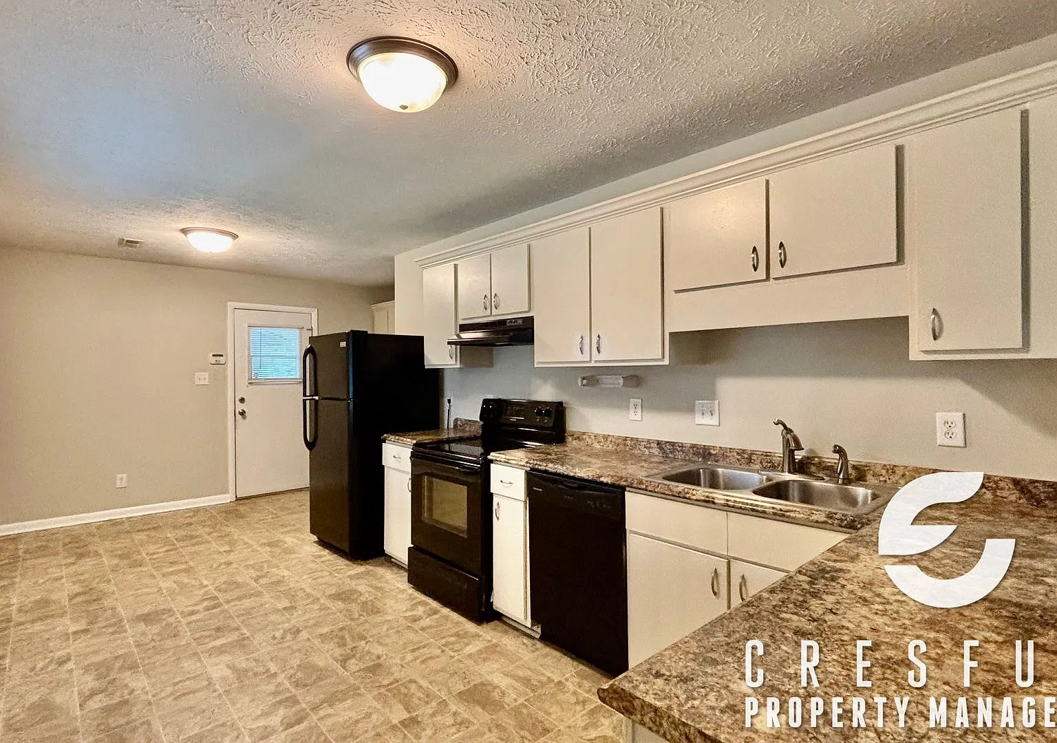 Cozy 3-Bedroom Home with Spacious Backyard Prime Location Near Jack Britt & New I-95 Access! — Photo 4