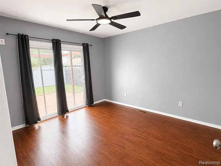 23400 Reynolds Ave — Photo 13