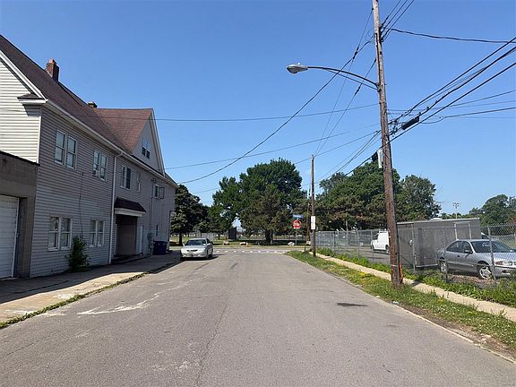 4th image of 221 Chadduck Ave