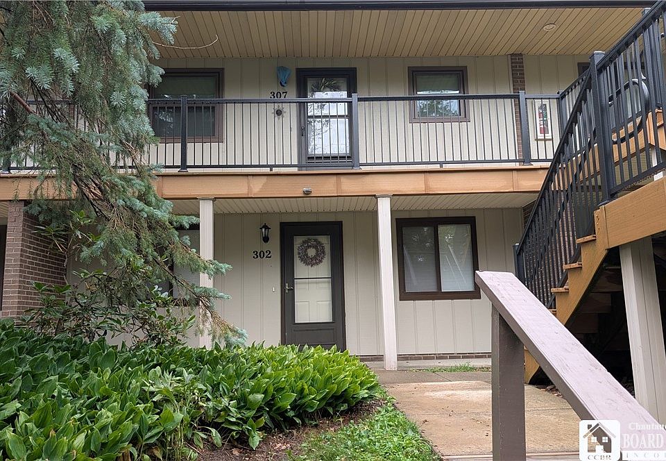 1st image of 302 Edgewater Dr