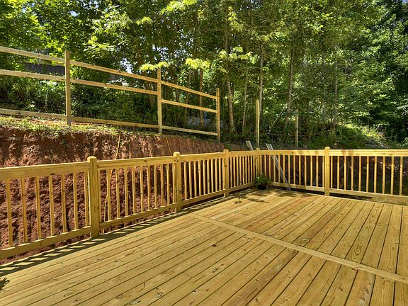 5th image of 128 Rose Wood Ln