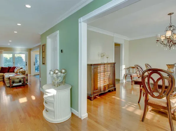 73 Harbour Ln, Bay Shore, NY 11706