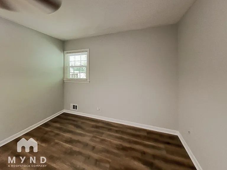 392 Colchester Dr — Photo 9