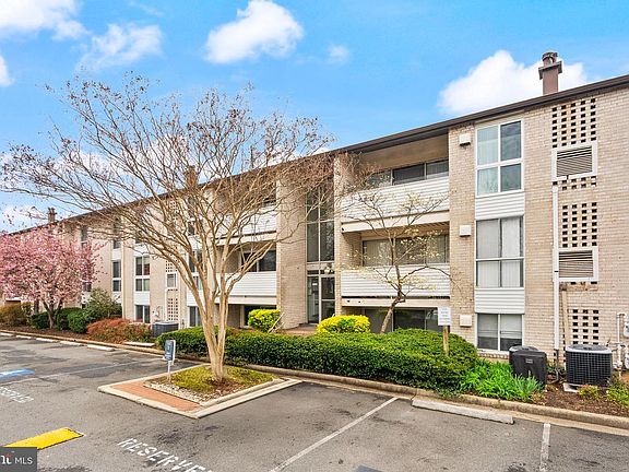 4th image of 5600 Bloomfield Dr APT 4
