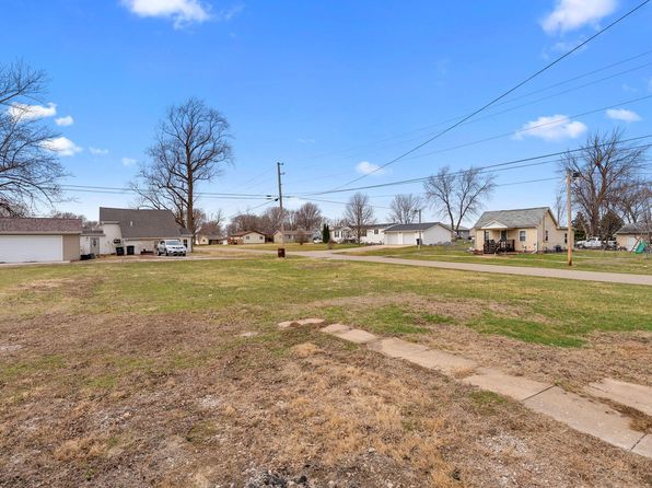 219 N Main St, Grandview, IA 52752