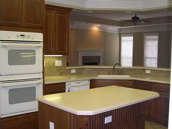 5th image of 943 Somerset Dr