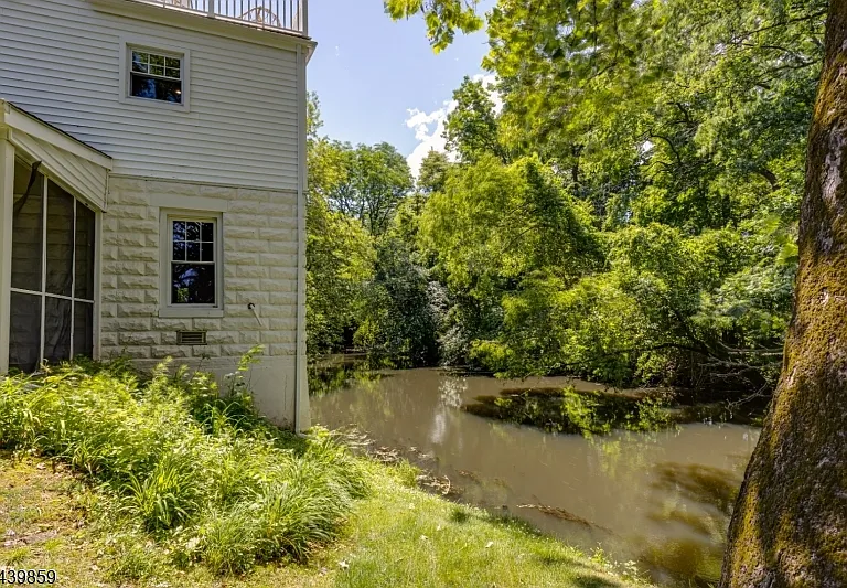 12 Forest Ave — Photo 48