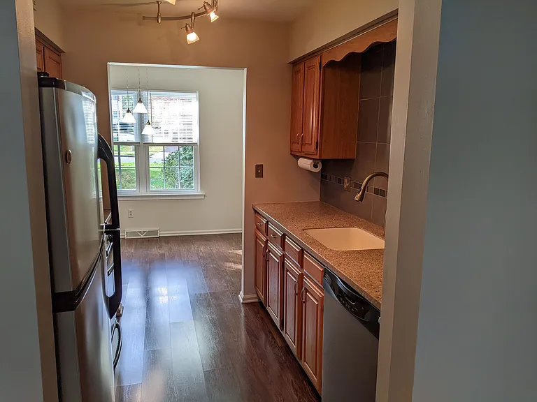 891 Sturbridge Ln — Photo 4